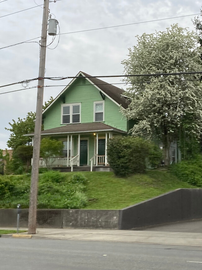 Building Photo - 908 4th Ave E