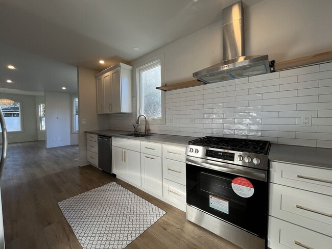 Building Photo - Updated Portland Home Featuring LVP Flooring, Modern Stainless Appliances, and Soaking Tub