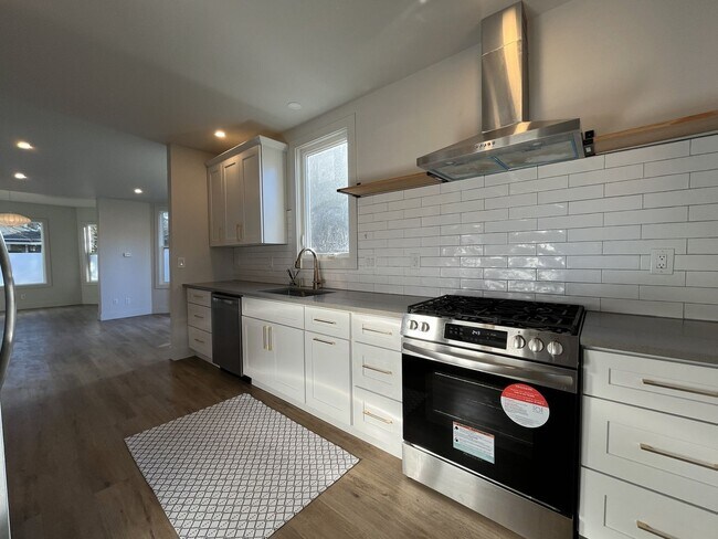 Foto del edificio - Updated Portland Home Featuring LVP Flooring, Modern Stainless Appliances, and Soaking Tub