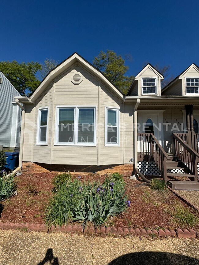 Foto del edificio - DEPOSIT PENDING! Townhome available in Tru...