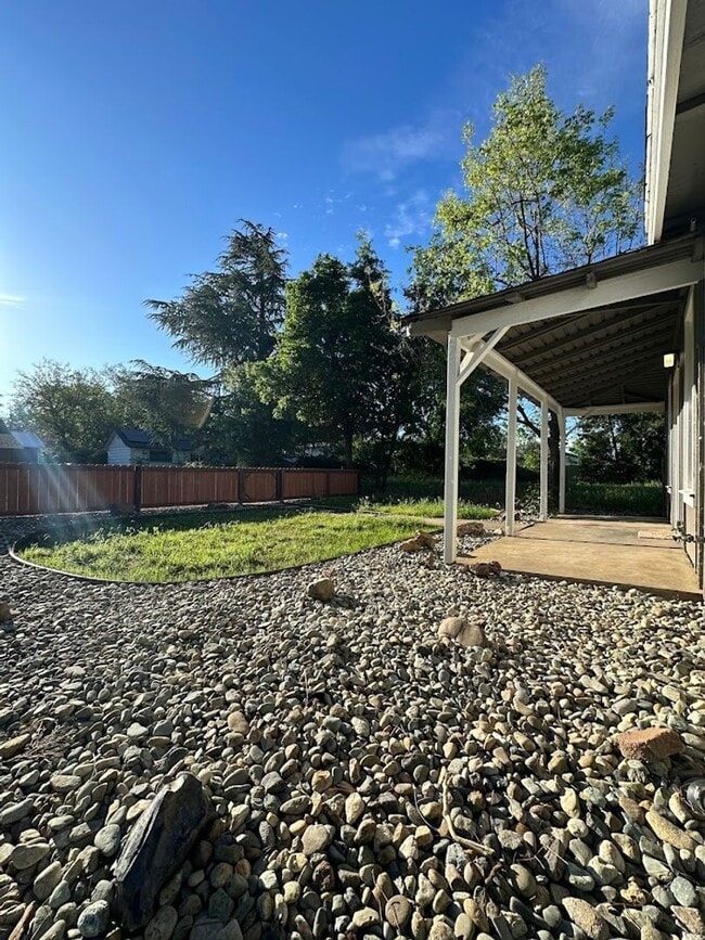 Building Photo - Charming One Bedroom in the Heart of Red Bluff! Pet Friendly!