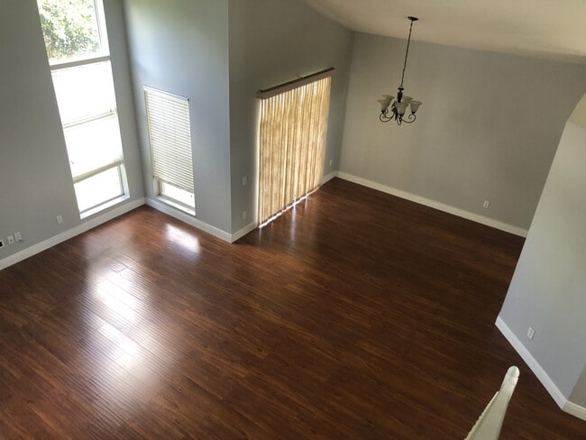 Foto del edificio - 3235 Falcon Point Dr