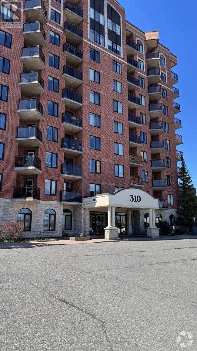 Building Photo - 310-310 Central Park Dr