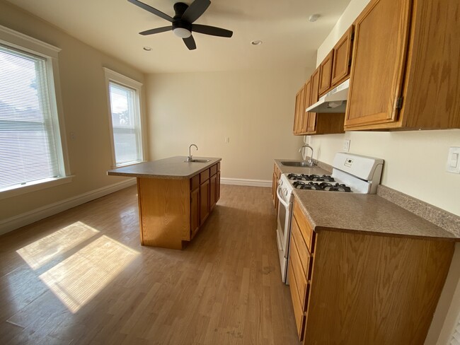 Foto del edificio - 1317-1327 N Homan Ave.