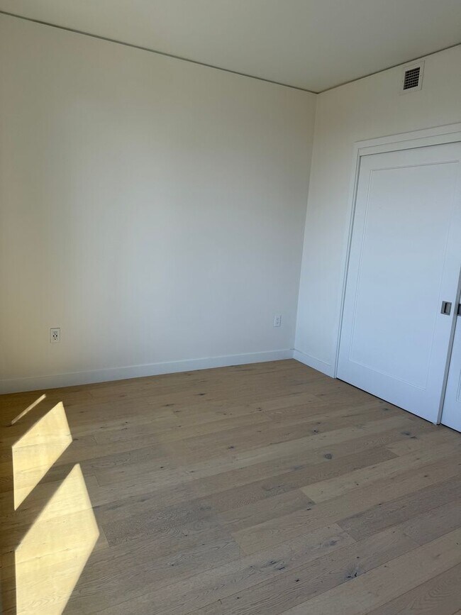 Building Photo - 2510 6th Ave