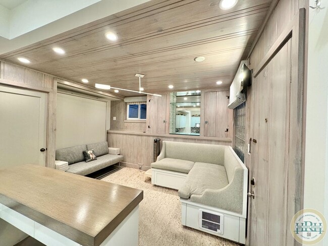 Building Photo - Stunner! Gorgeous Studio Unit in the heart...