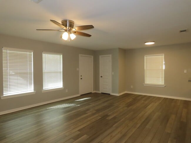 Foto del edificio - Newly Remodeled 4BR/1BA in Forest Hills Neighborhood