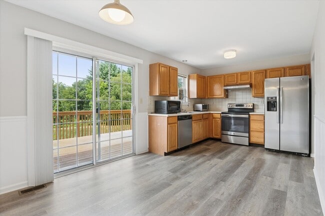 Building Photo - Freshly Updated 3B/2.5B Townhome with Walk...
