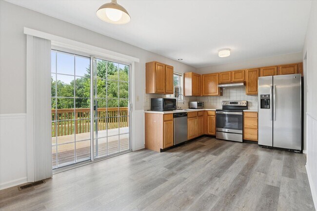 Foto del edificio - Freshly Updated 3B/2.5B Townhome with Walk...
