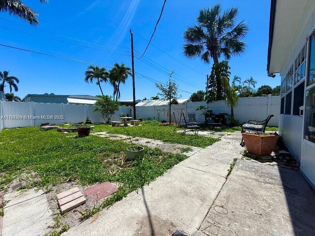 Foto del edificio - 5160 SW 26th Ave