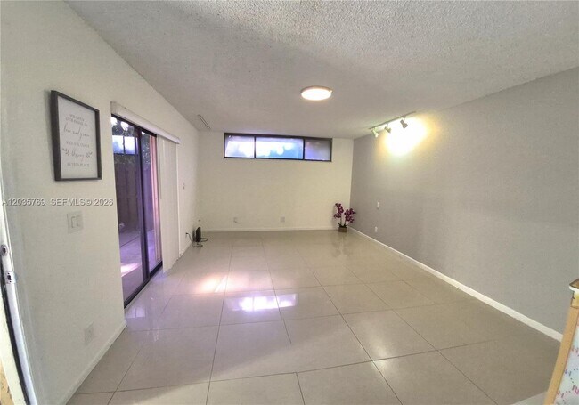 Foto del edificio - 23106 Oxford Pl