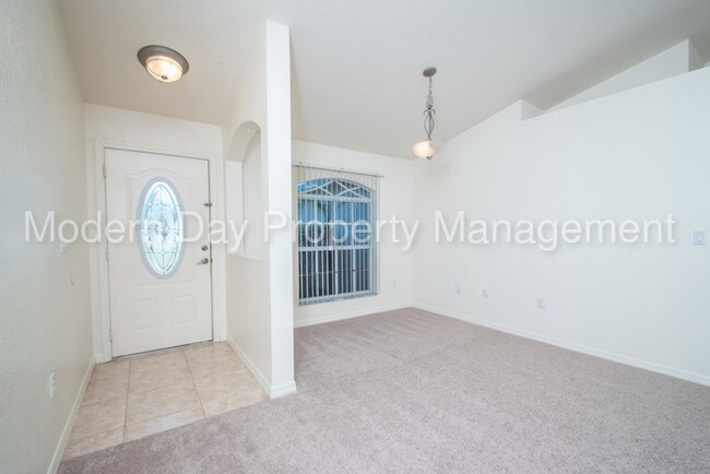 Building Photo - 3/2/2 FENCED YARD AND NEW CARPET!