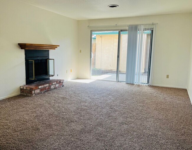 Foto del edificio - Spacious 2 Bedroom/2 bath duplex with a 2 car garage and laundry hook ups in a great North Modest...