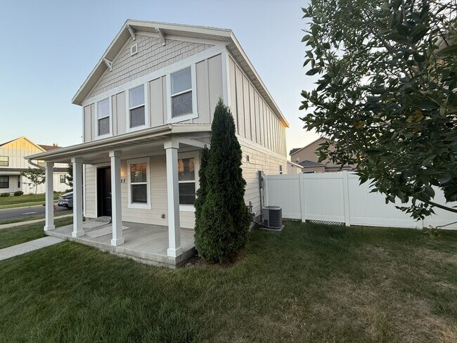 Building Photo - 1427 S Paddock Dr