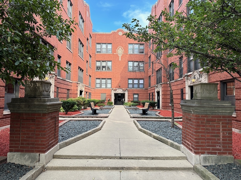 Foto principal - 3522 N Racine Ave