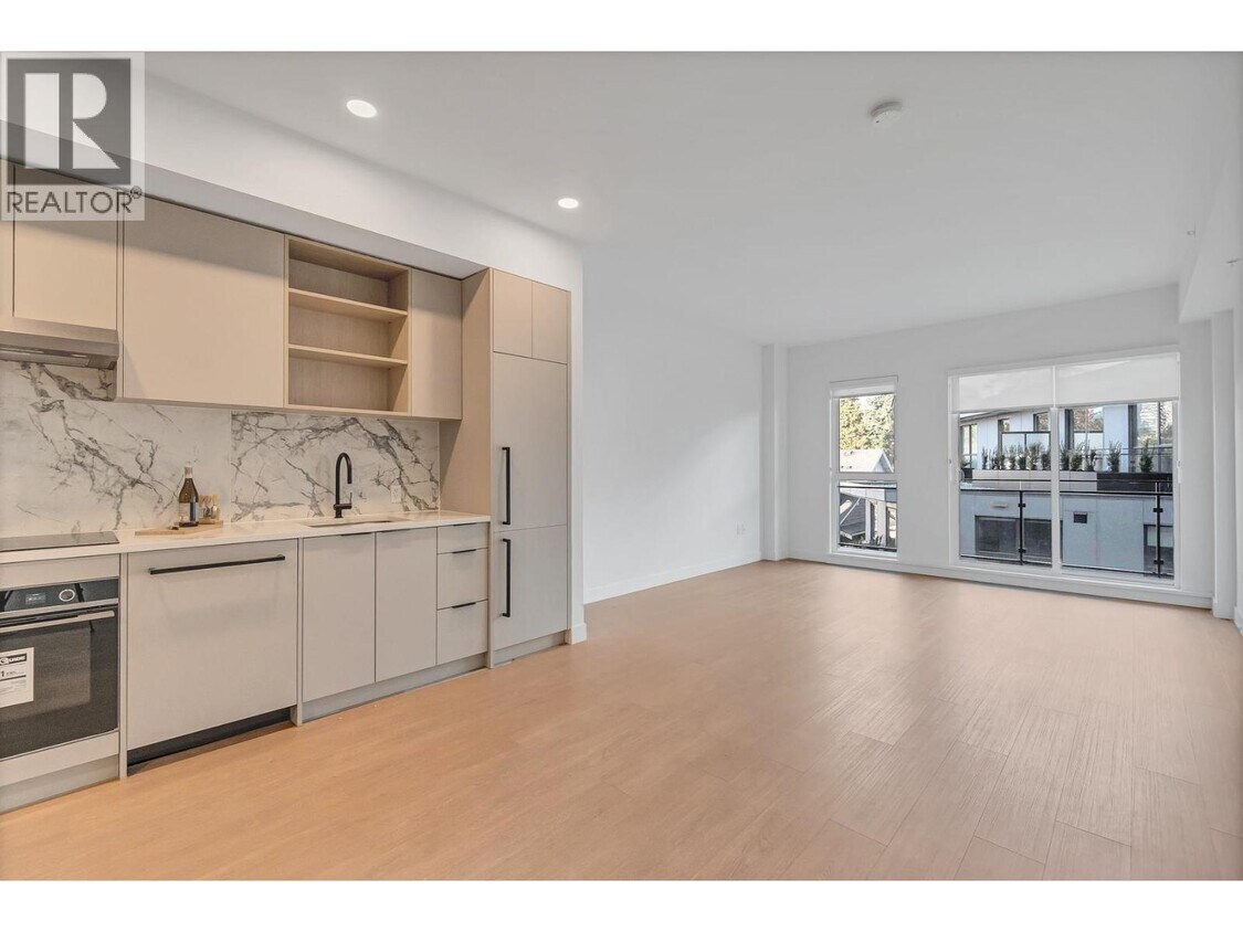 Primary Photo - 422 E 3rd St