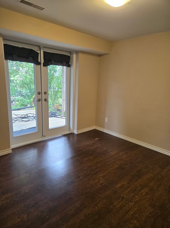 Building Photo - 598 Creekview Cir