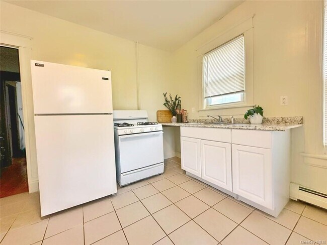 Building Photo - 236 Mansion St