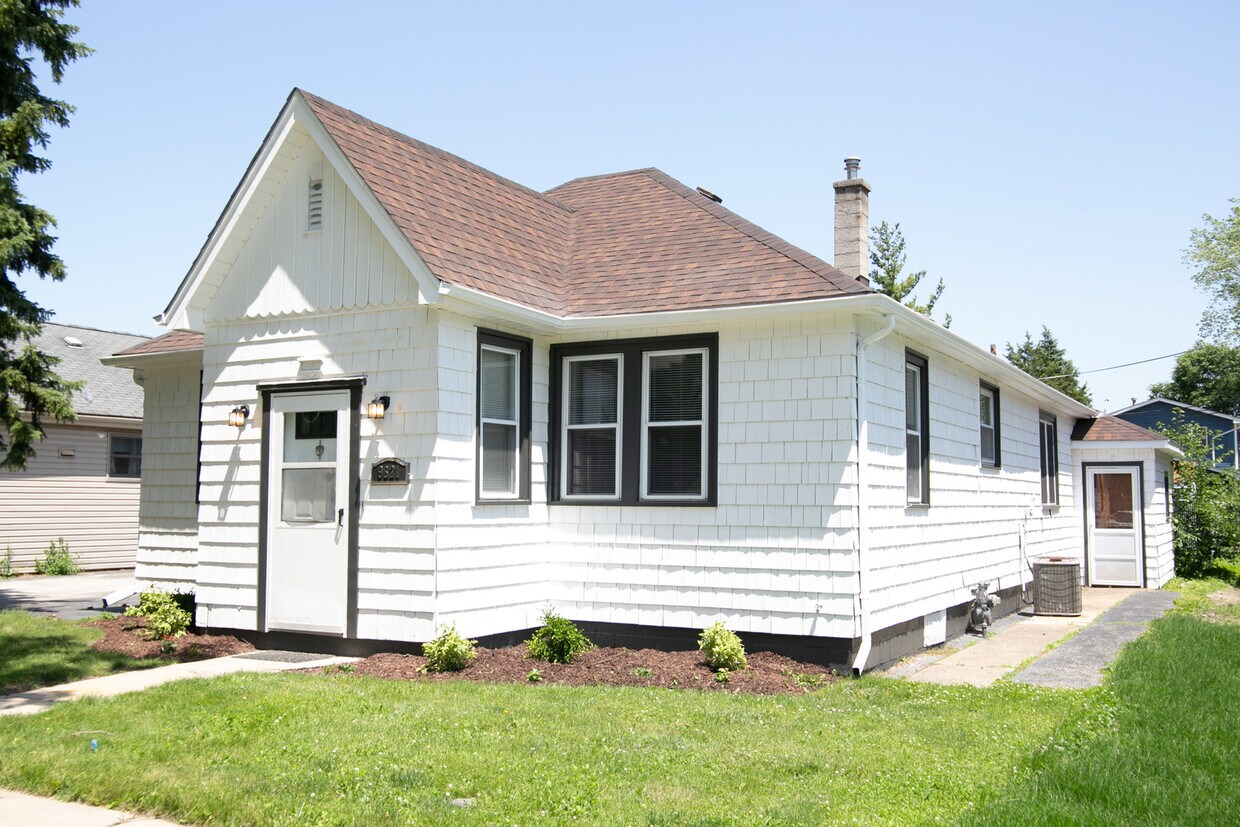 9821 Moody Ave, Oak Lawn, IL 60453 House Rental in Oak Lawn, IL