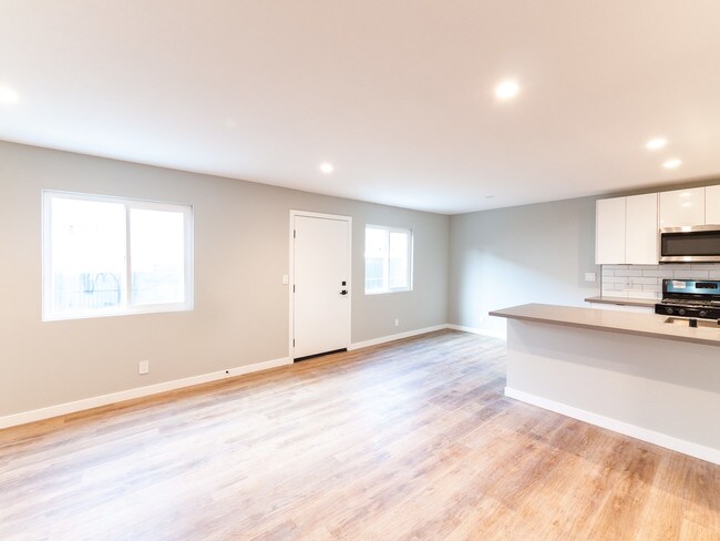 Building Photo - 5847 Willoughby Ave