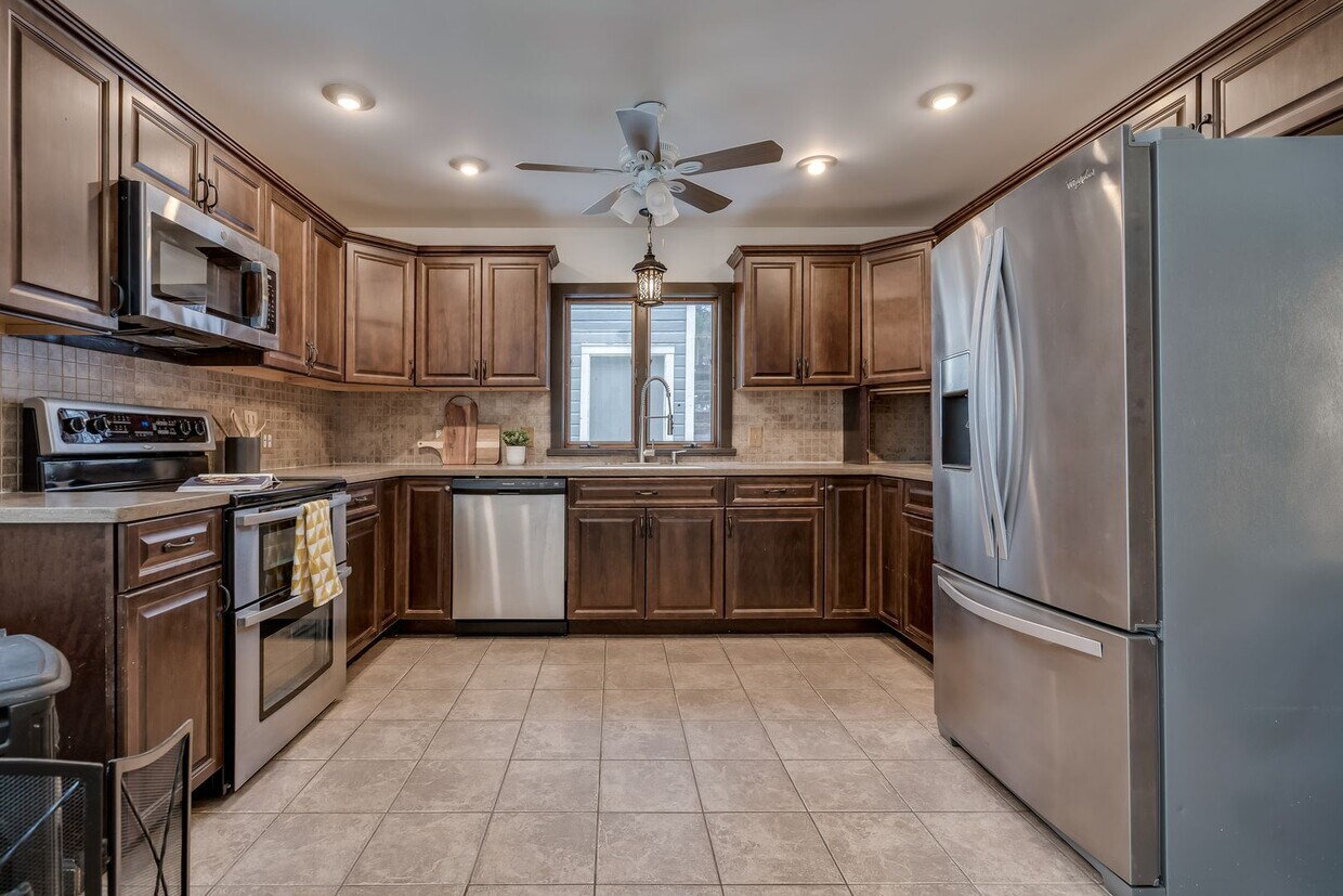 Primary Photo - 4 Bed/ 2 Bath House For Rent With Garage &...