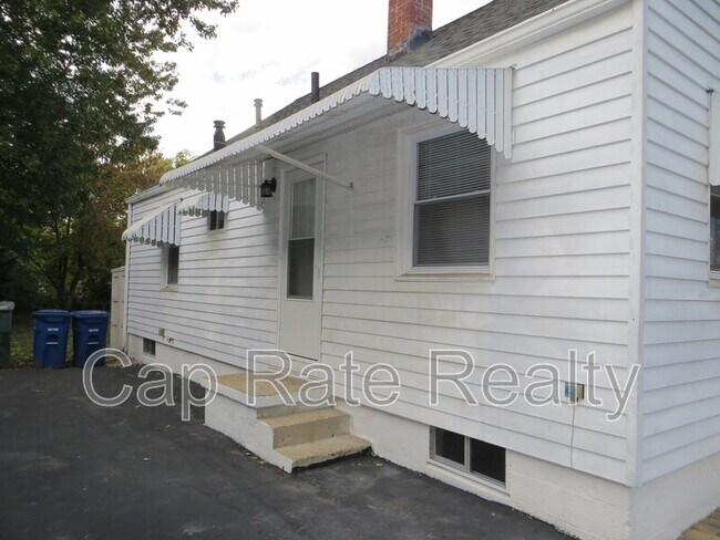 Building Photo - 469 S Waverly St