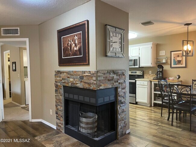 Foto del edificio - 6655 N Canyon Crest Dr