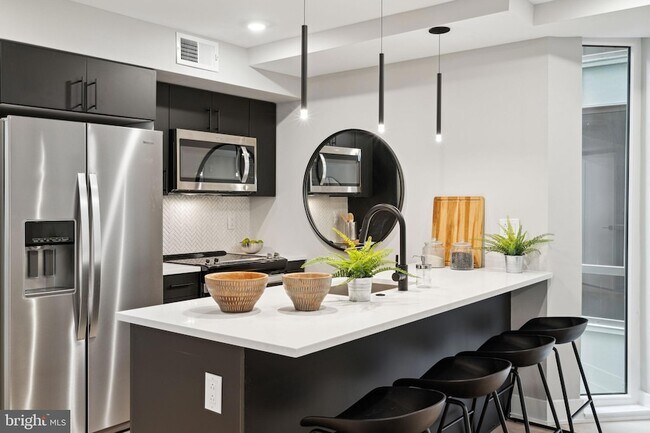 Foto del edificio - 6604 Ridge Ave