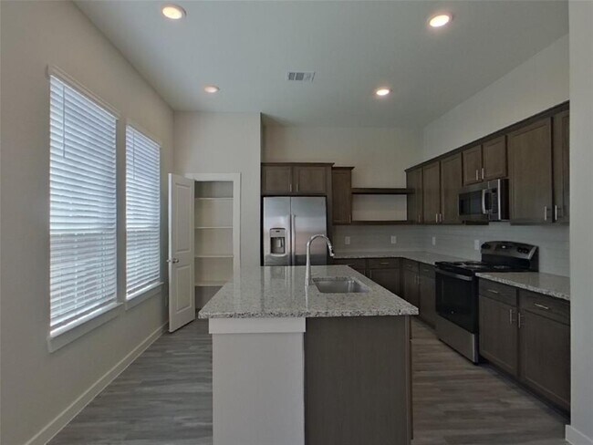 Foto del edificio - 9835 Willow Creek Commerce Dr