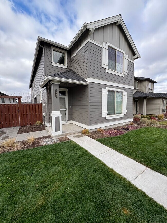 Foto del edificio - Newer 3 Bedroom / 2.5 Bathroom + Loft in the Ochoco Pointe Community