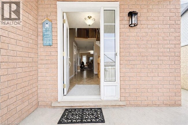 Photo du bâtiment - 240 Purple Sage Crescent