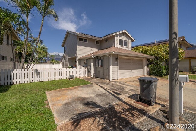Foto del edificio - 3BR 2.5BA w/2-CAR GARAGE & 3 CAR DRIVEWAY PARKING, and 24 SOLAR PANELS IN MAILI KAI