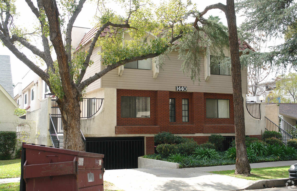 Building Photo - 1440 Rock Glen Ave