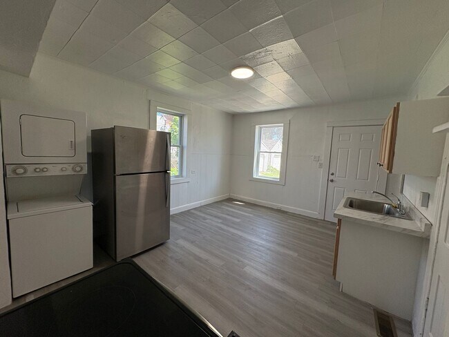 Foto del edificio - Newly Renovated Three-Bedroom, One Bathroom Row Home - Special Available – Contact Our Office for...