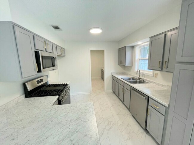 Building Photo - BEAUTIFUL!Renovated home in Colonial Hills!