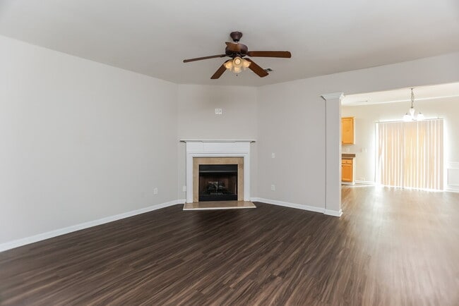 Foto del edificio - 2044 Lakeshore Overlook Dr