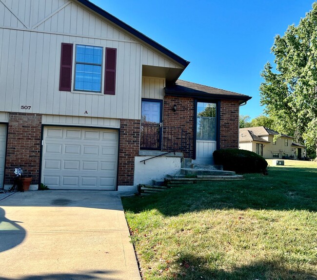 Building Photo - Newly remodeled 3 bedroom town home!