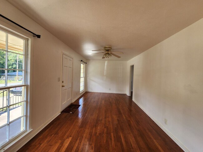 Building Photo - 3 Bedroom 1 Bath Corner Lot Near Ft Moore
