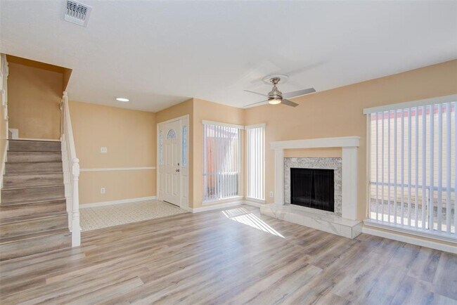 Foto del edificio - Location Location Location! Here's your op...