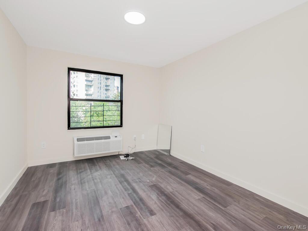 Foto del edificio - 409 Warburton Ave