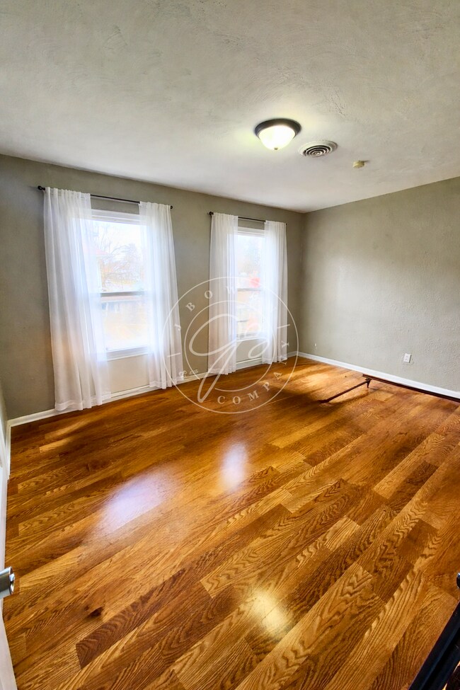 Foto del edificio - Charming 1-Bed with Spacious 1050 Sq Ft Layout in Toledo's Heart!