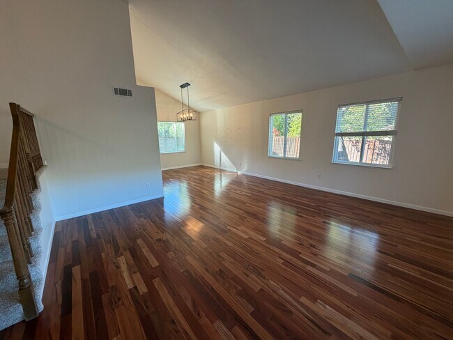 Building Photo - 5 Bed 3 Bath Home In Danville (Anderson Ranch)