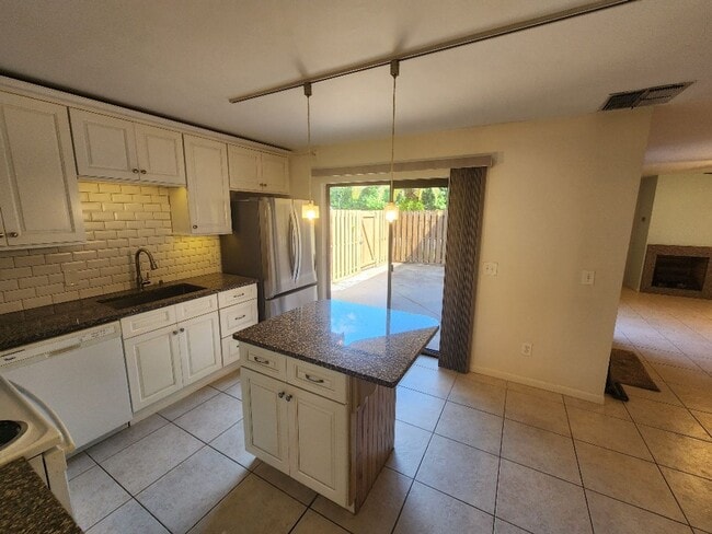 Building Photo - Well maintained 2/2.5 Cedar Dunes Townhome