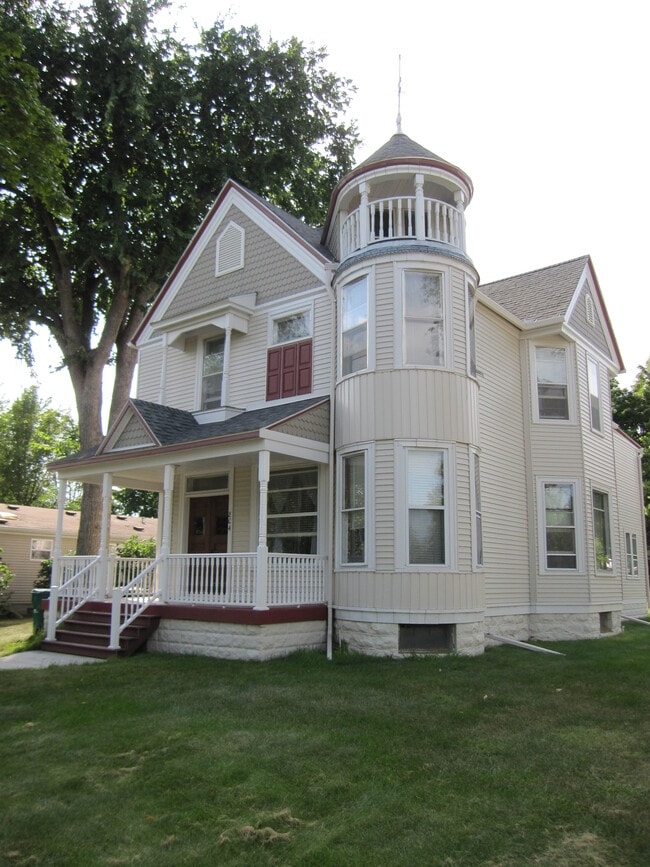 Building Photo - 804 4th S St