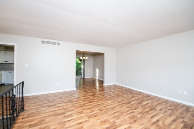 Building Photo - 3 bed 2 bath home in Valparaiso