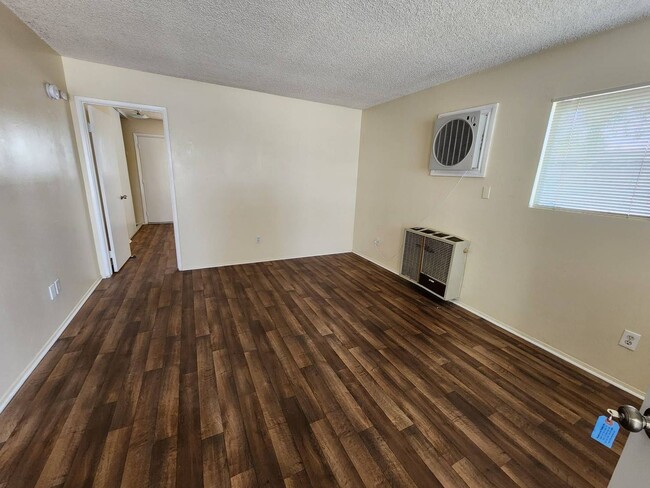 Building Photo - Cute 1 Bedroom 1 Bathroom Duplex