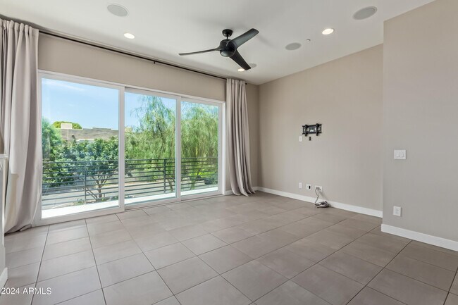 Foto del edificio - 3104 N 71st St