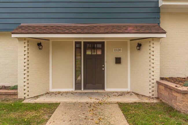 Foto del edificio - 1520 Traver Rd