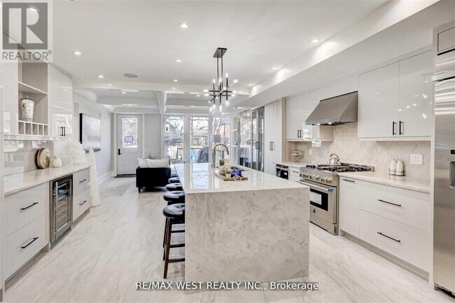 Building Photo - 94 Lake Crescent