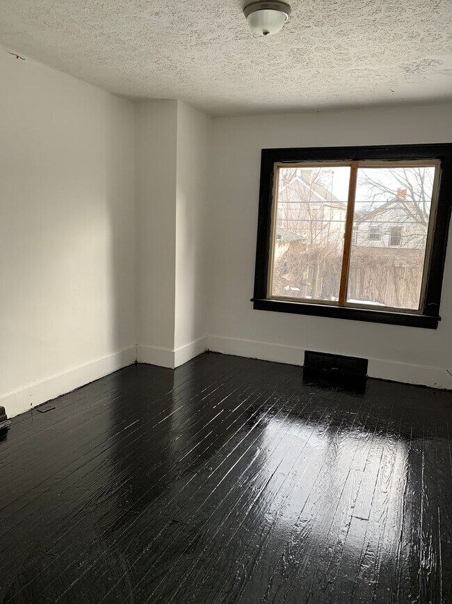 Foto del edificio - 718 Rosswell Ave